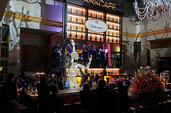 Highlight ist die riesige Bar im neuen Park Café (©Foto: Martin Schmitz)